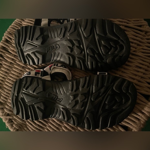 NWOT FILA Retro Sport Velcro Strap Sandals. RARE! - Picture 2 of 3